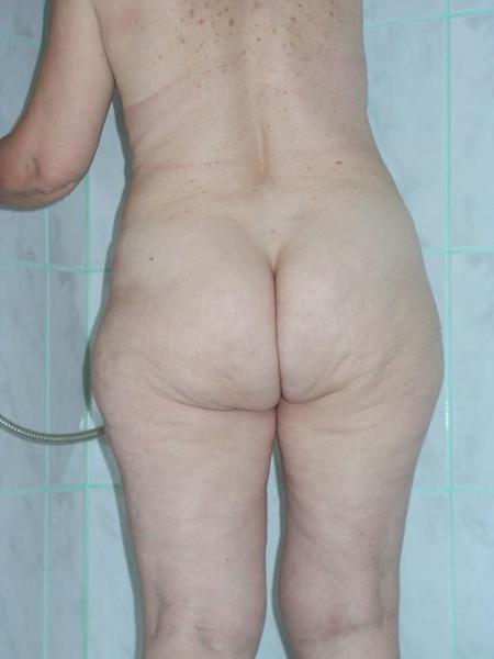 18P Fat and old mature slut bath its plump body