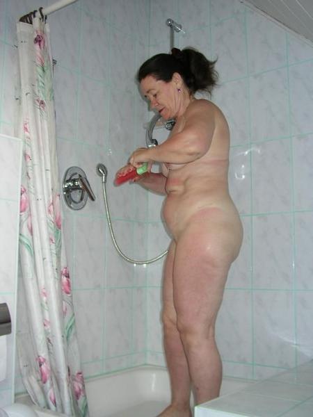 18P Fat and old mature slut bath its plump body