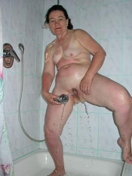 18P Fat and old mature slut bath its plump body