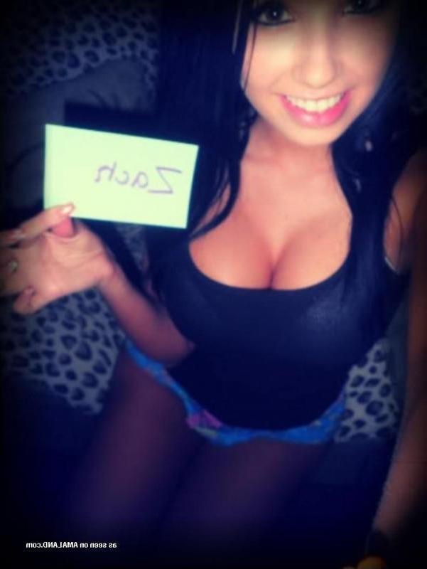 10P Busty brunette chick camwhoring for her boyfriend
