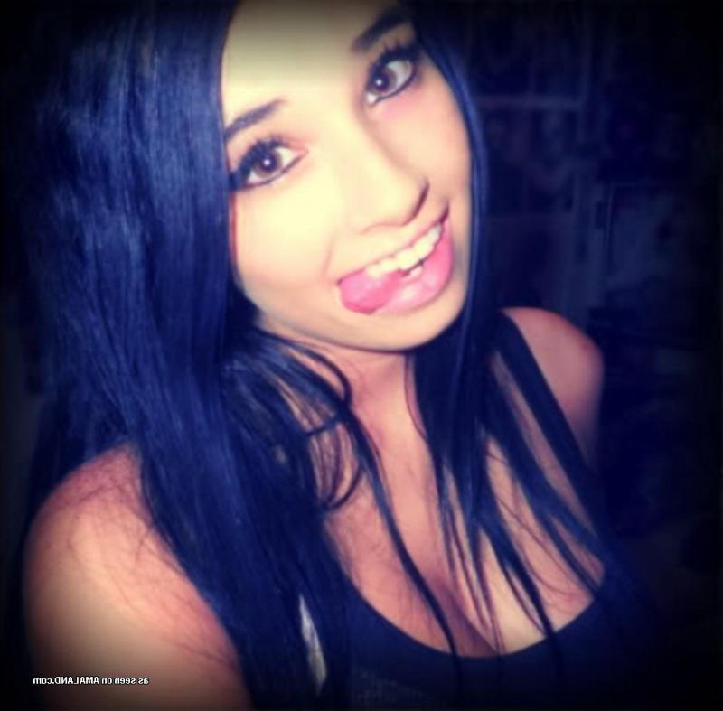 10P Busty brunette chick camwhoring for her boyfriend