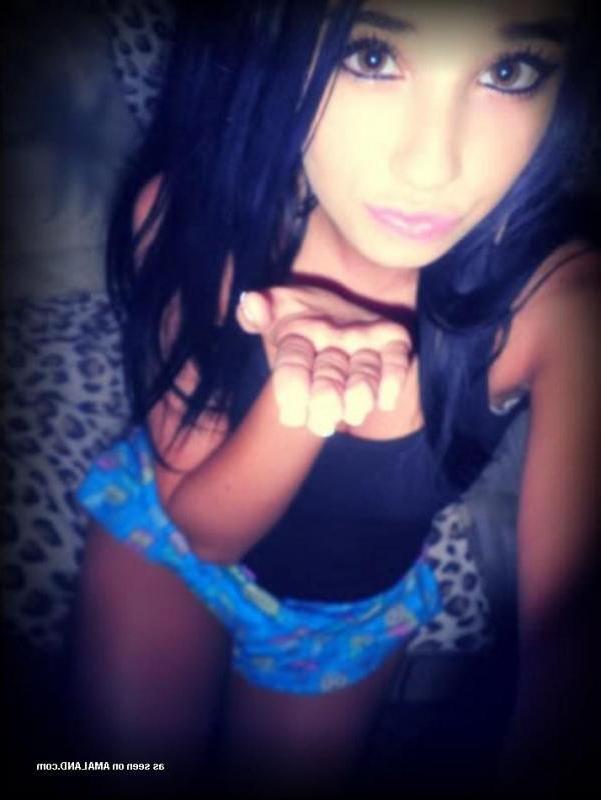 10P Busty brunette chick camwhoring for her boyfriend
