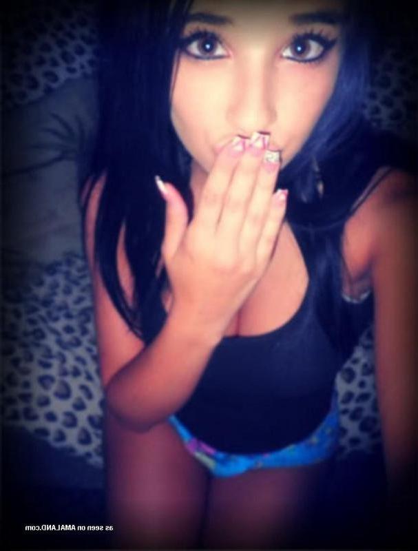 10P Busty brunette chick camwhoring for her boyfriend