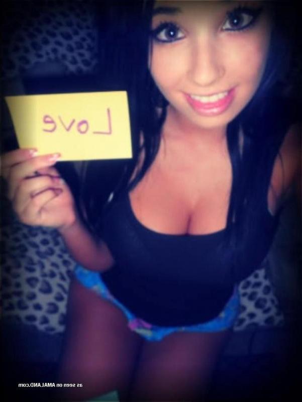 10P Busty brunette chick camwhoring for her boyfriend
