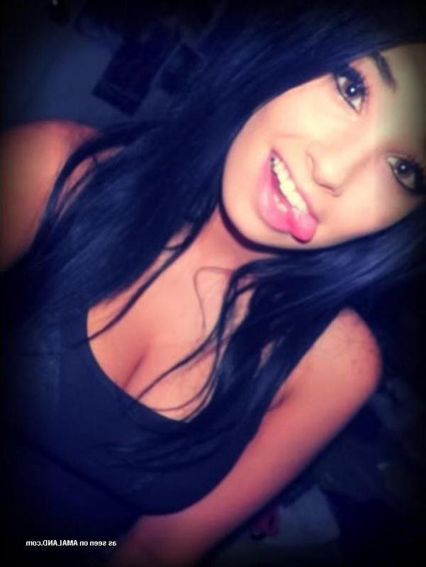 10P Busty brunette chick camwhoring for her boyfriend