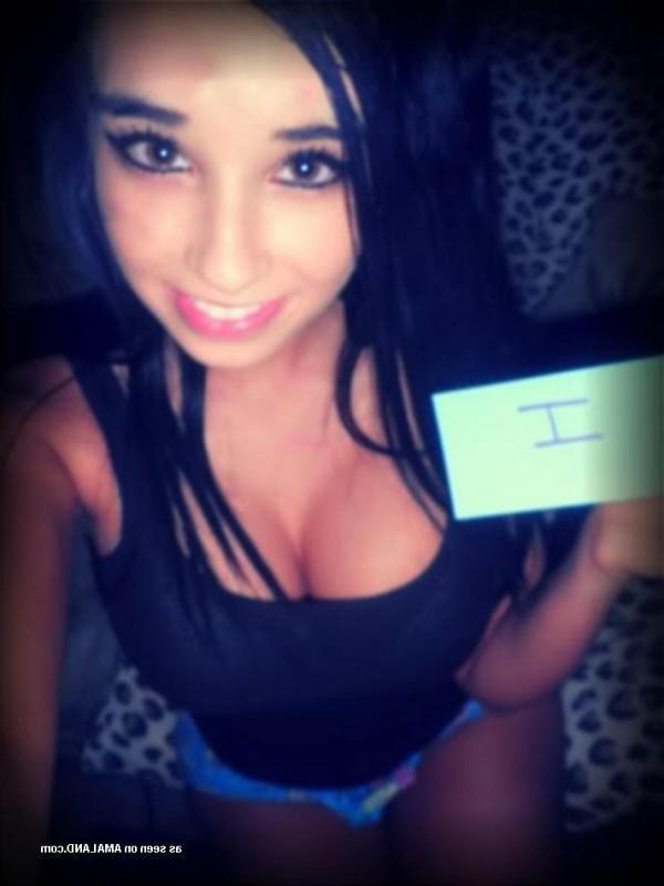 10P Busty brunette chick camwhoring for her boyfriend