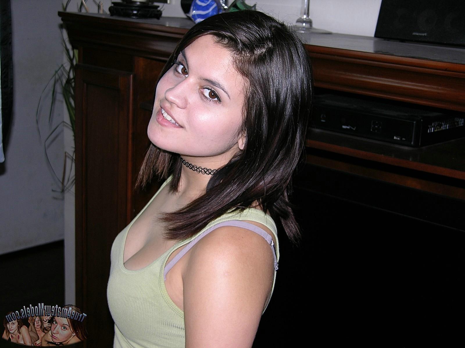 16P Amateur Latina Babe Models Nude And Gives CFNM Handjob - TrueAmateurModels.com