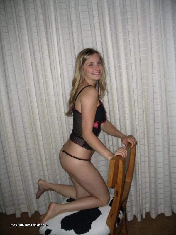 14P Hot amateur babe stripping naked in a motel room