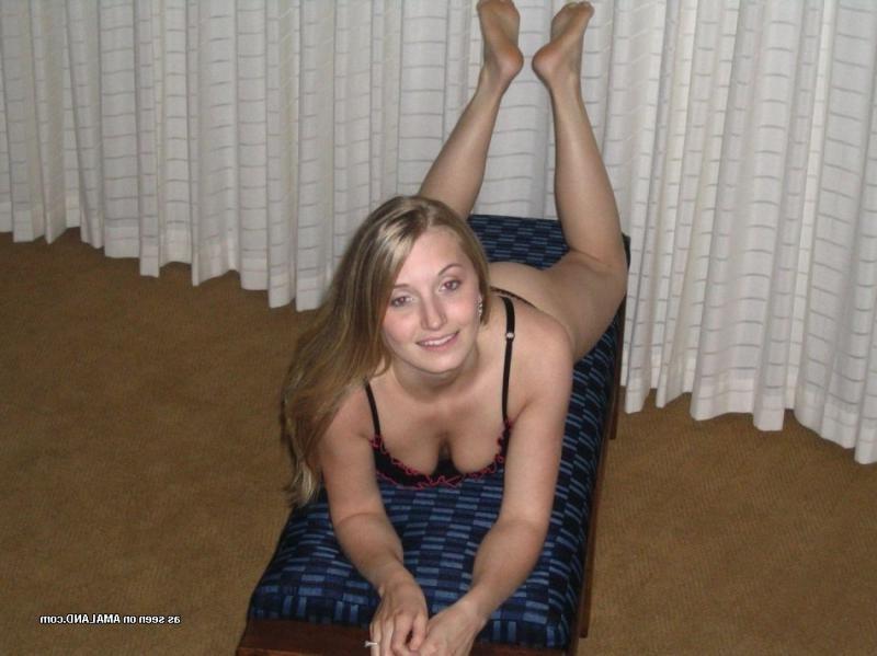 14P Hot amateur babe stripping naked in a motel room