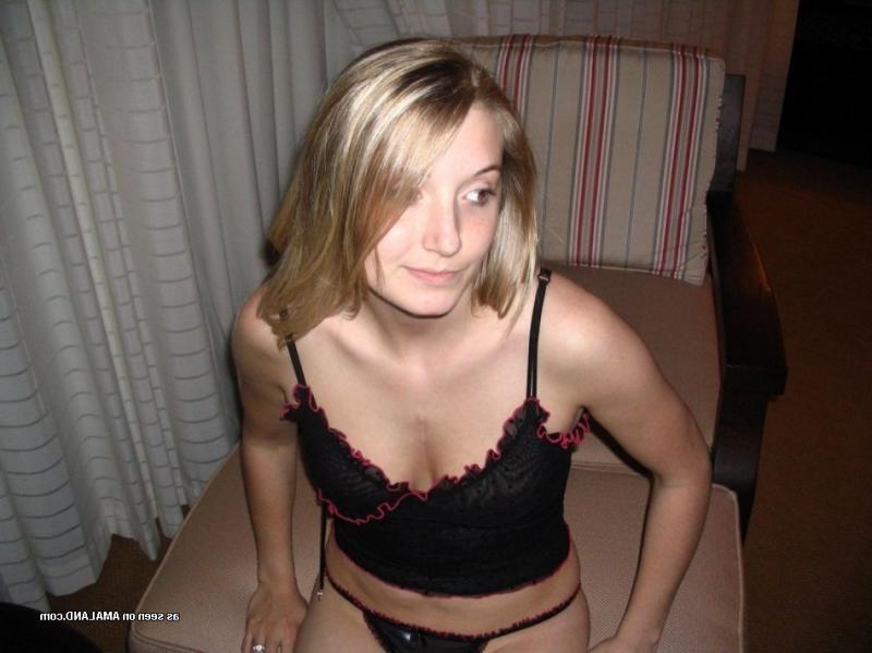 14P Hot amateur babe stripping naked in a motel room