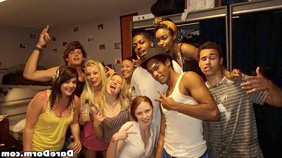 12P Super sexy hot ass teenies nailed hard in this real amateru college group sex pa