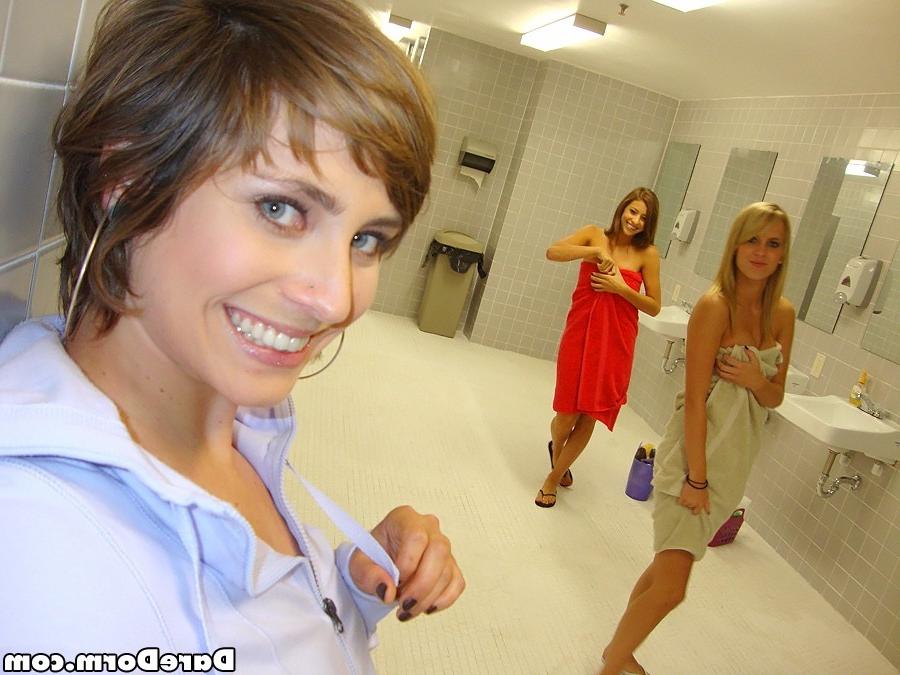 12P Schauen Sie sich 3 superheiße, kleine Teenager mit College-Hintern an, die beim Dodgeball-Spielen herumficken
