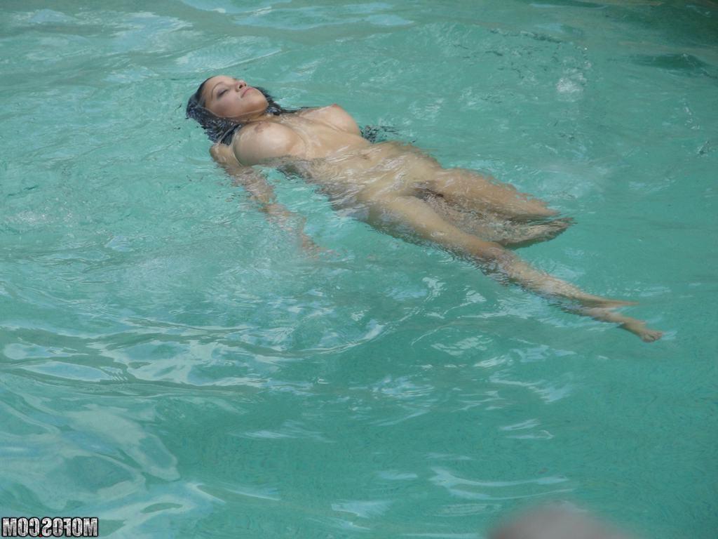 15P Wet busty girlfriend gets fucked poolside with facial cumshot