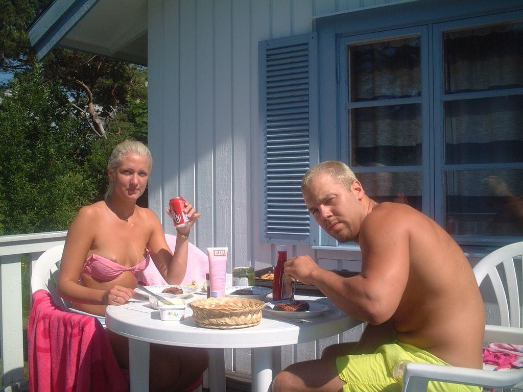 15P Homemade amateur GF outdoor facial on vacation