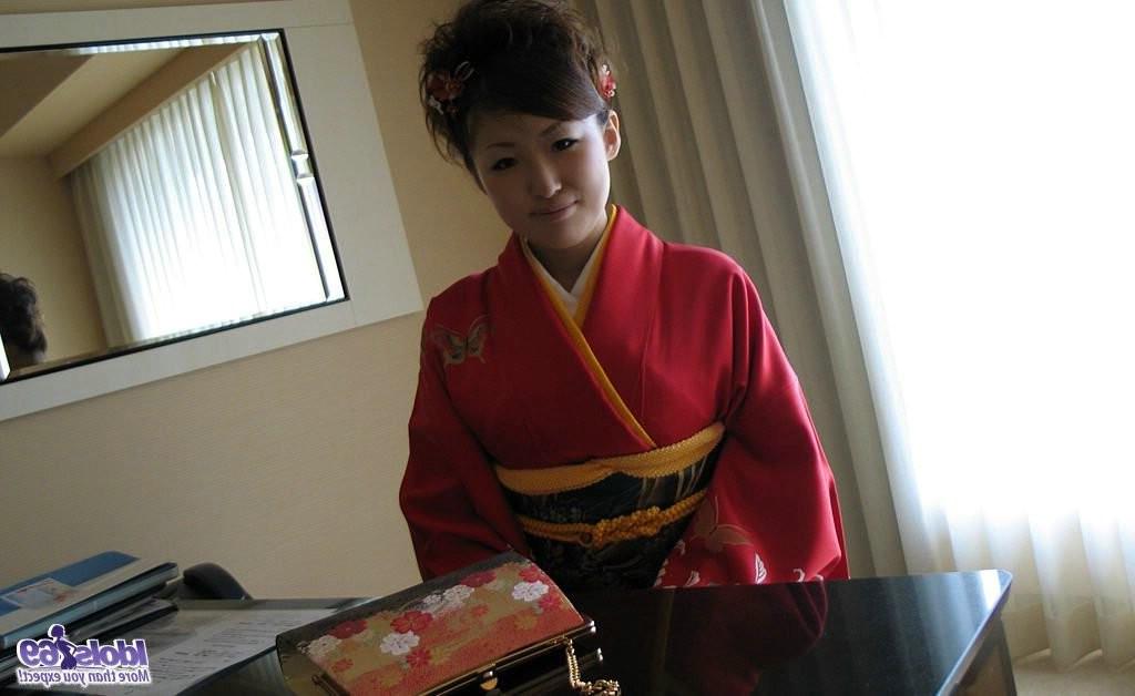 15P Kimono wearing japanese idol gets blasted in the face with cum