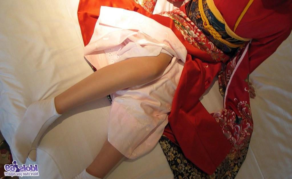 15P Kimono wearing japanese idol gets blasted in the face with cum
