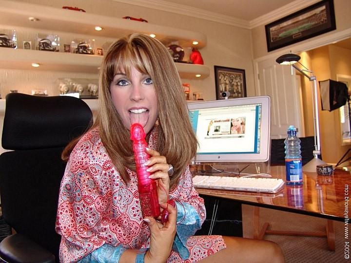 15P Big boobed housewife toying before swallowing cum