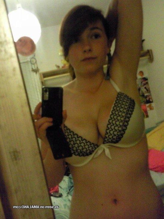 14P Big-tittied non-nude hottie camwhoring for her boyfriend
