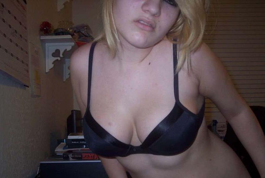 16P Gallery of an amateur chick posing for her boyfriend