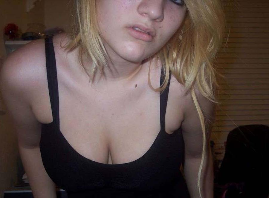 16P Gallery of an amateur chick posing for her boyfriend