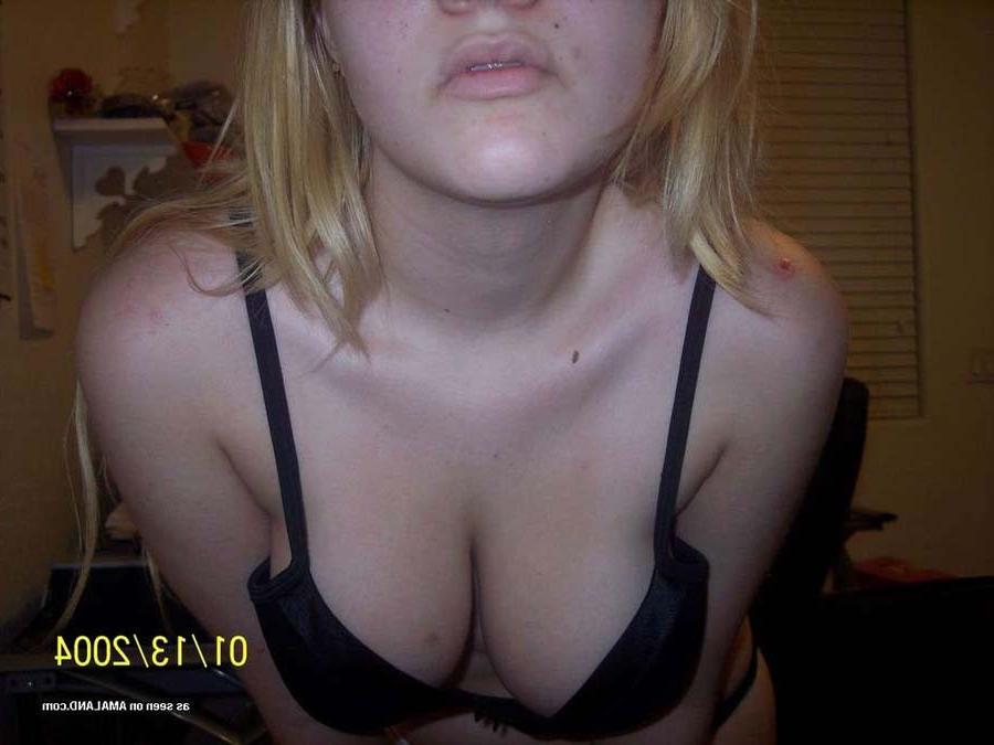 16P Gallery of an amateur chick posing for her boyfriend