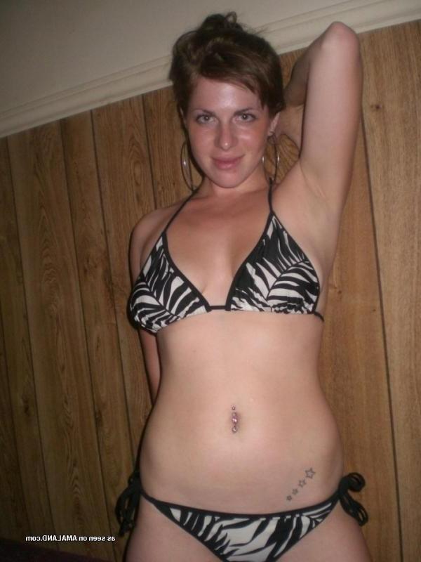 10P Collection of an amateur chick posing for her boyfriend