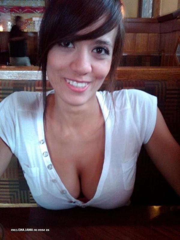 14P Gallery of a busty babe teasing her boyfriend on cam