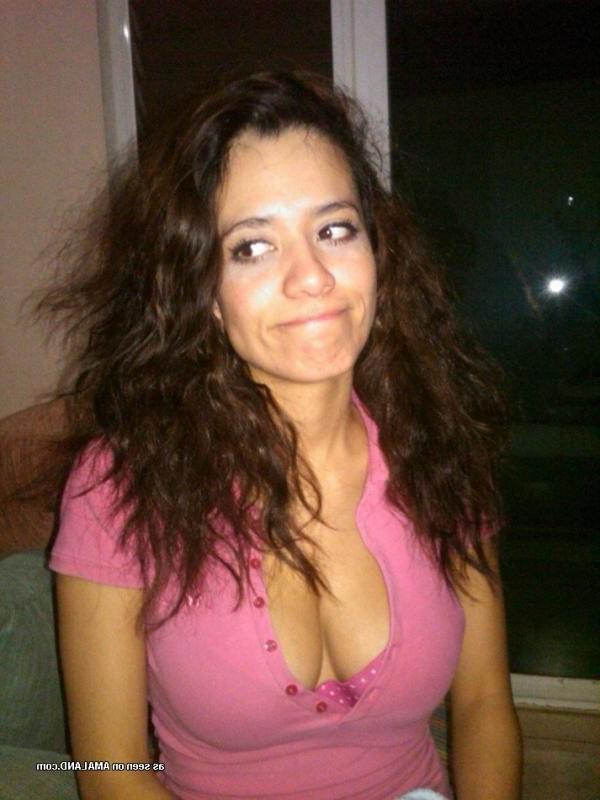 14P Gallery of a busty babe teasing her boyfriend on cam