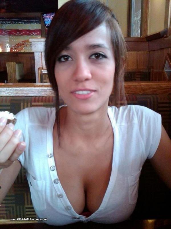 14P Gallery of a busty babe teasing her boyfriend on cam