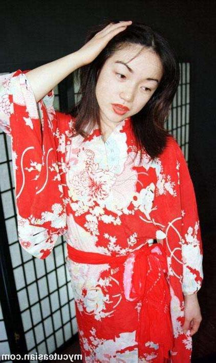 16P Japanese teen in Kimono opens her hairy pussy