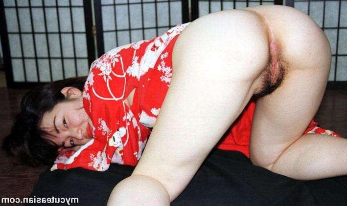 16P Japanese teen in Kimono opens her hairy pussy