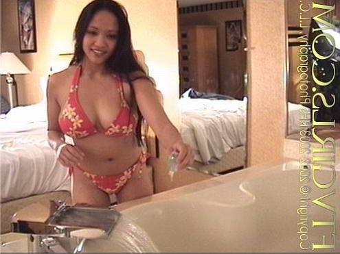 22P Beauty doing dildo in jacuzzi