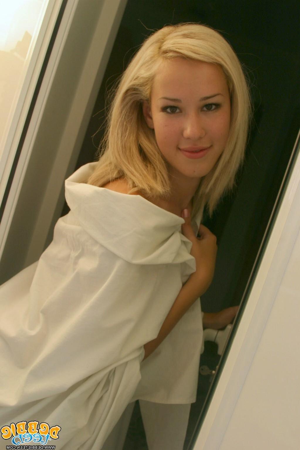 15P 18yo blonde Debbie shows her gorgeous nude body in hot tub