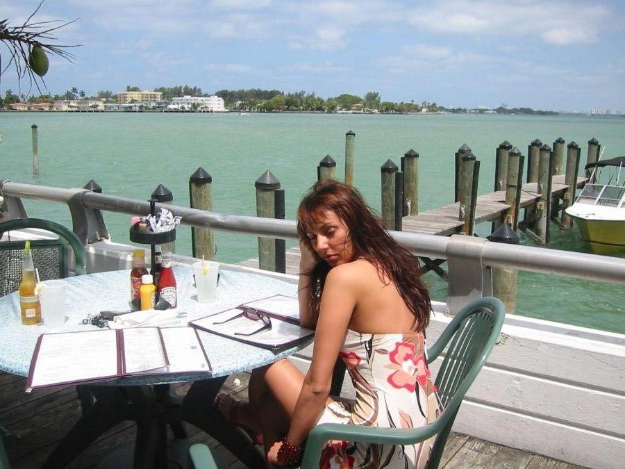 20P Amateur ex-girlfriend strips nude