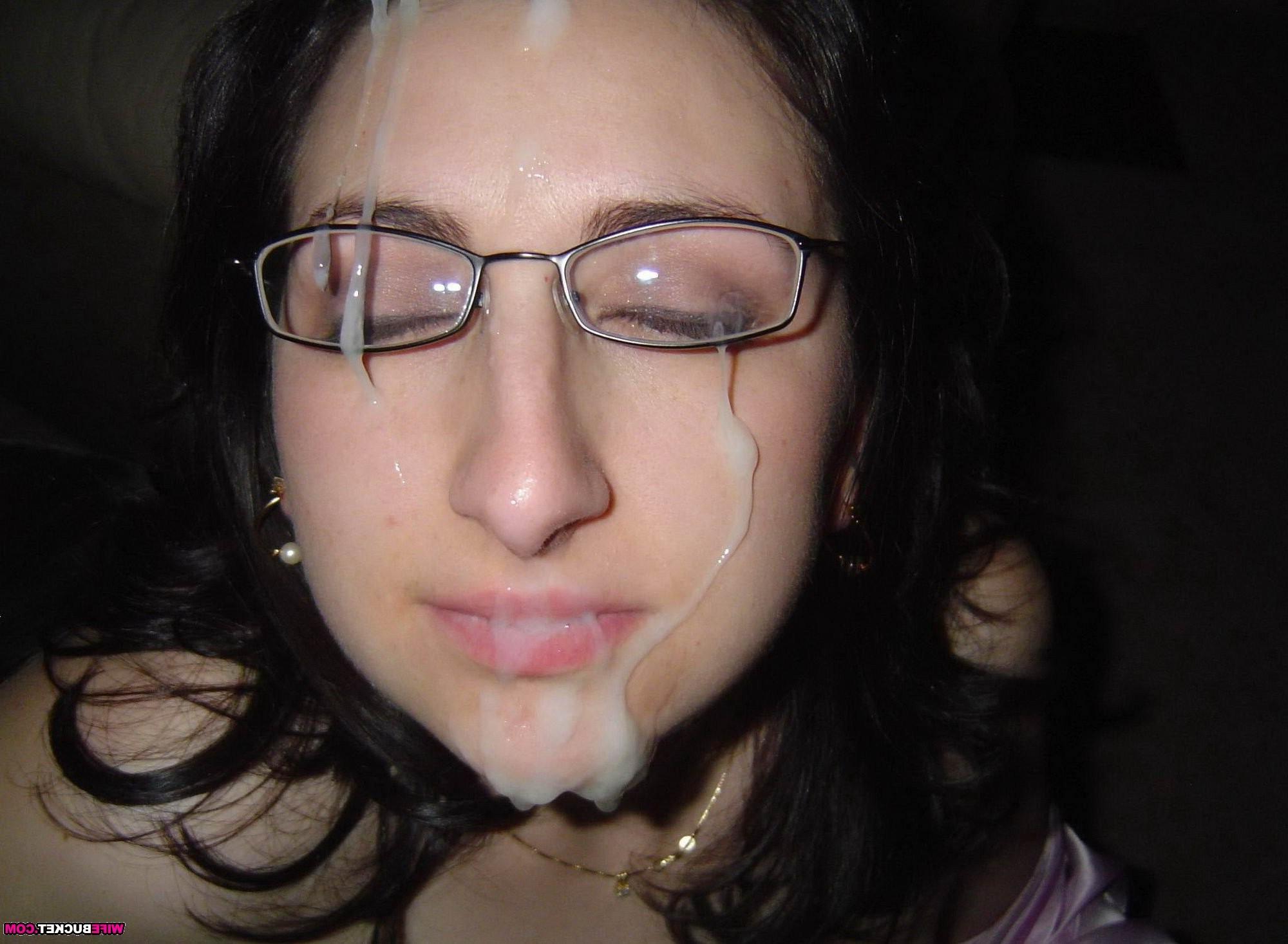 17P Amateur moms get facial cumshots