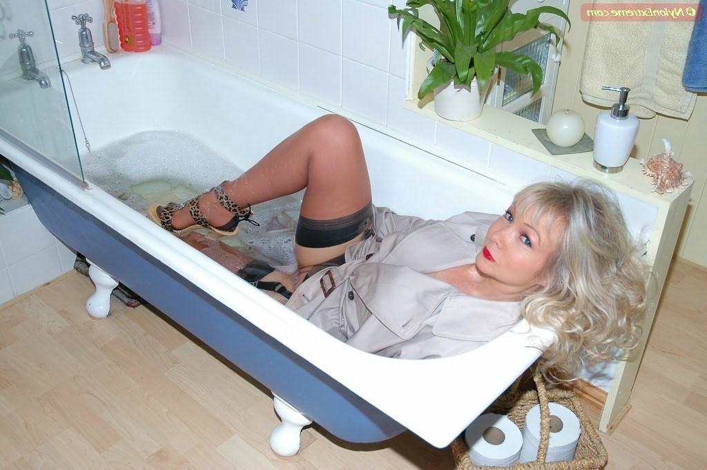 12P Blonde milf in stockings taking a bath