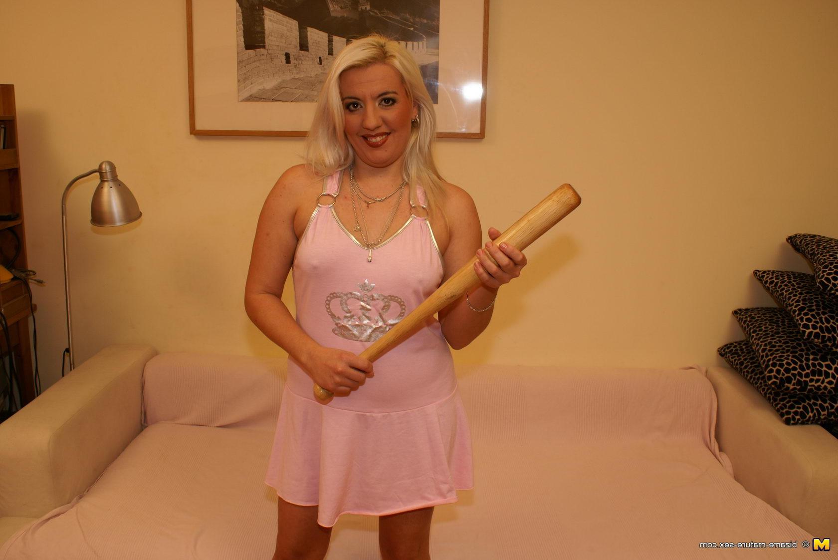 16P Shoving her fist deep in the mature cunt