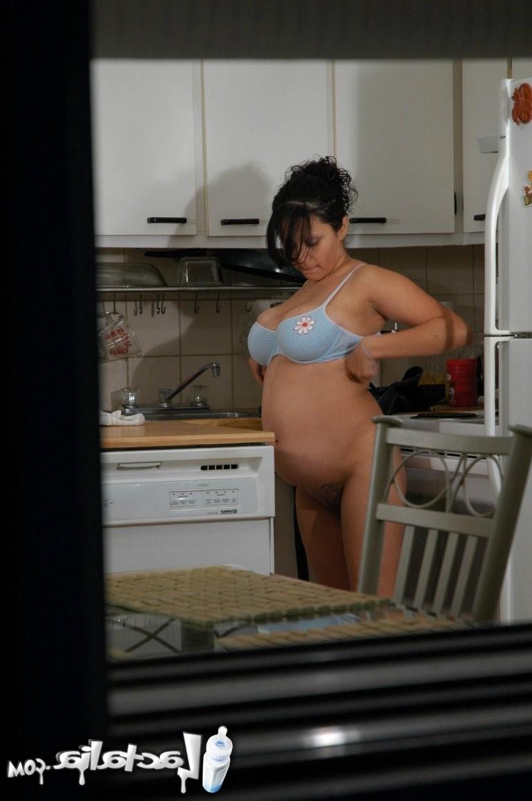 15P Peeping Tom gets pics of a preggo housewife
