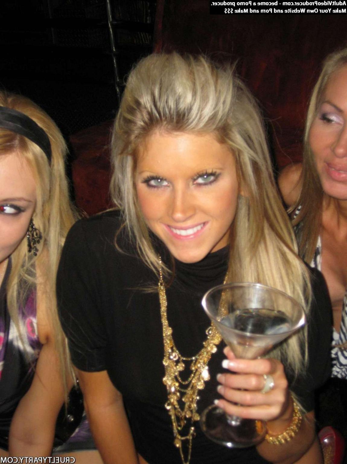 25P Porn star Jade Summers goes to a bar and fucks a stripper
