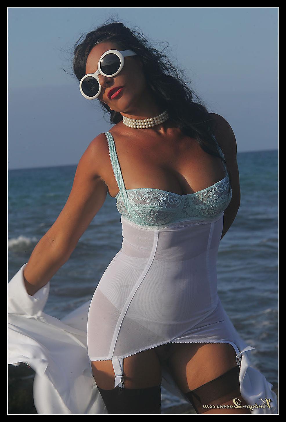 15P Vintage milf in hot lingerie