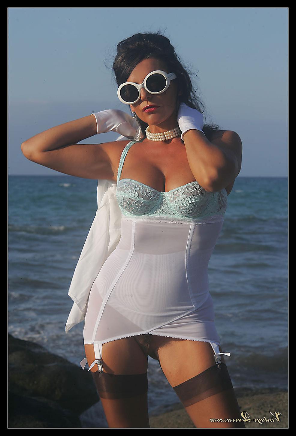 15P Vintage milf in hot lingerie