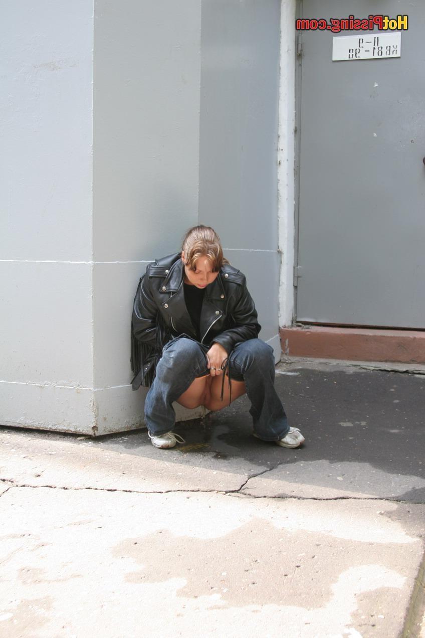 15P Girlfriend of a biker cannot resist nature call and pees in the street