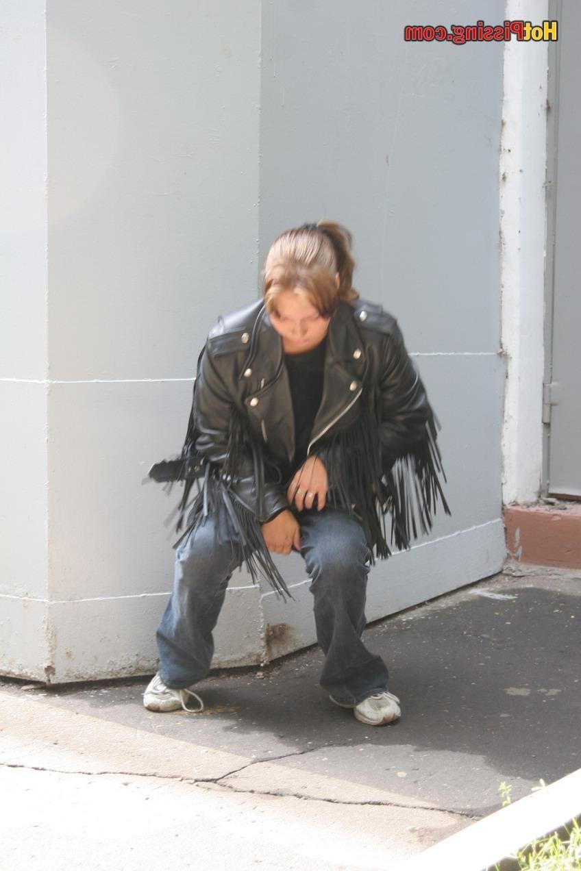 15P Girlfriend of a biker cannot resist nature call and pees in the street