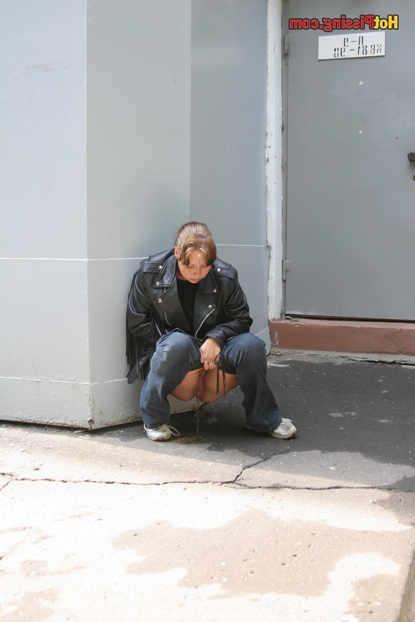 15P Girlfriend of a biker cannot resist nature call and pees in the street