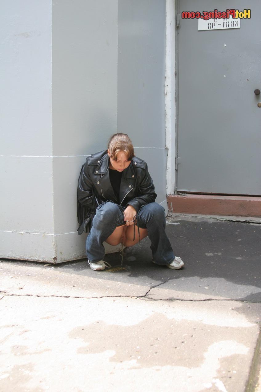 15P Girlfriend of a biker cannot resist nature call and pees in the street