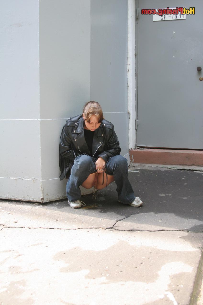 15P Girlfriend of a biker cannot resist nature call and pees in the street