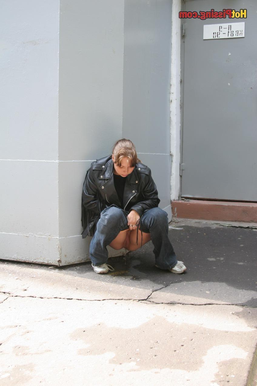 15P Girlfriend of a biker cannot resist nature call and pees in the street