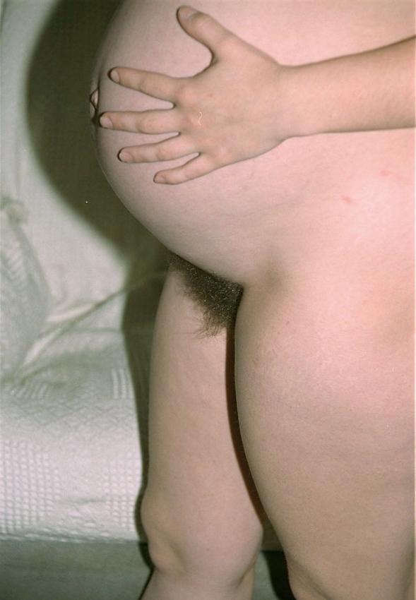 15P Hot pregnant amateur spreading legs