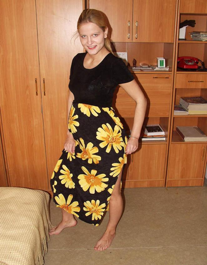 15P Pregnant blonde posing naked on bed