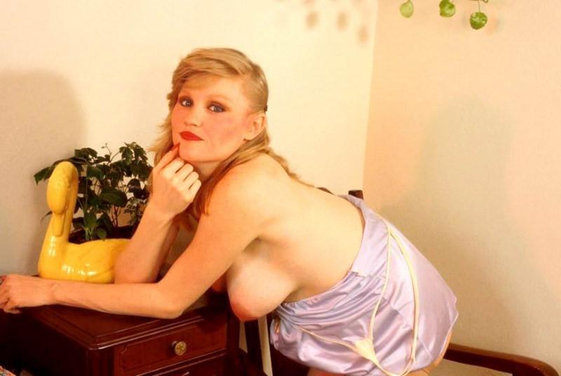 20P Pregnant gal spreading in stockings